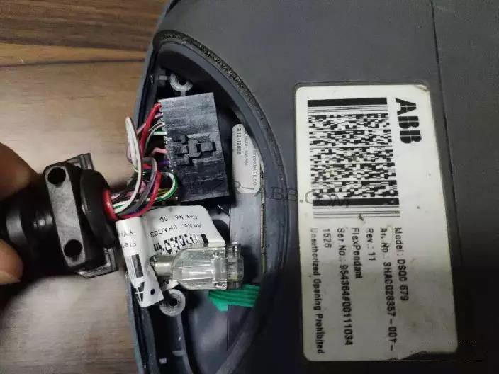 ABB機(jī)器人示教器維修拆解過程及更換步驟