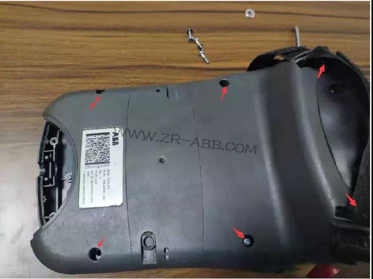 ABB機(jī)器人示教器維修拆解過程及更換步驟